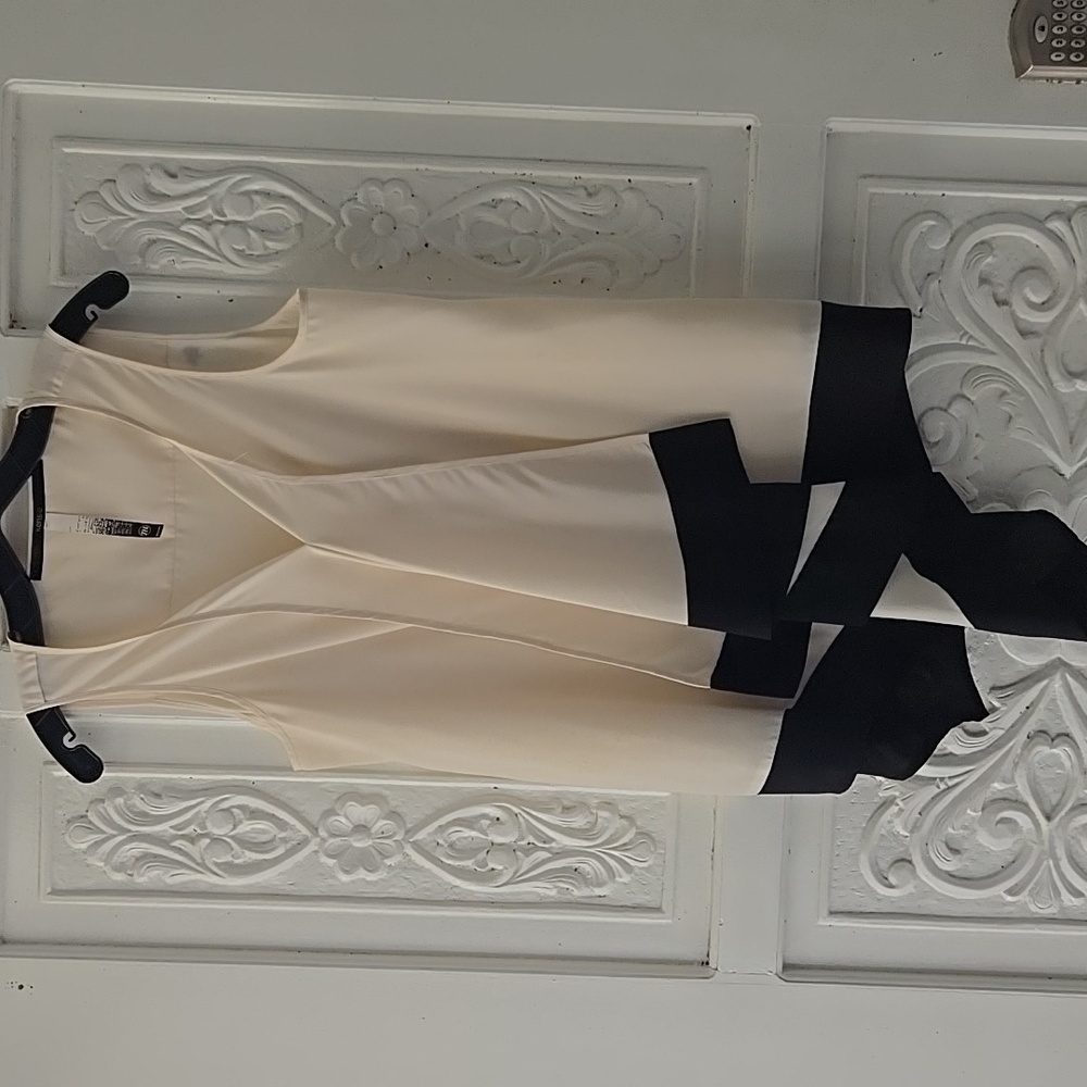 Kensie V Neck Black and White Top Size Medium